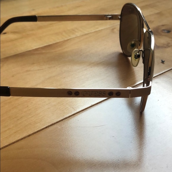 GUESS - Picture 2 of 3